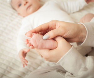 Płaskie stopy u dziecka to norma? Sprawdź, kiedy mogą powodować ból