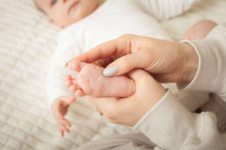 Płaskie stopy u dziecka to norma? Sprawdź, kiedy mogą stać się przyczyną bólu