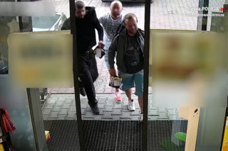 Komendant zatrzymał złodziei. Za fraki zaprowadził ich na stację benzynową