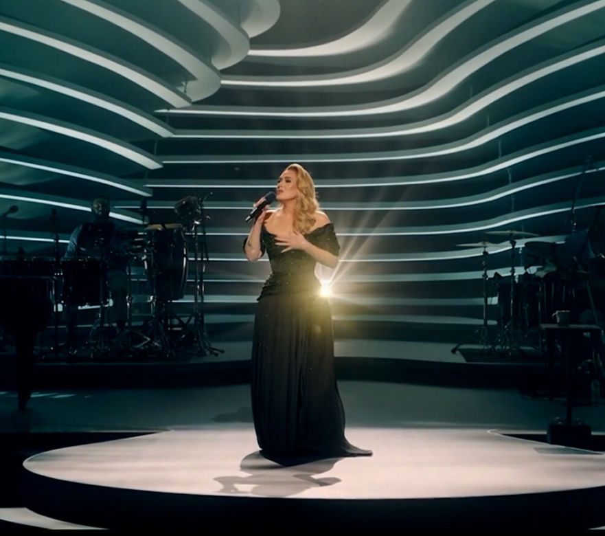 Adele odwolała koncerty bo nie chciała fruwać nad basenem na scenie