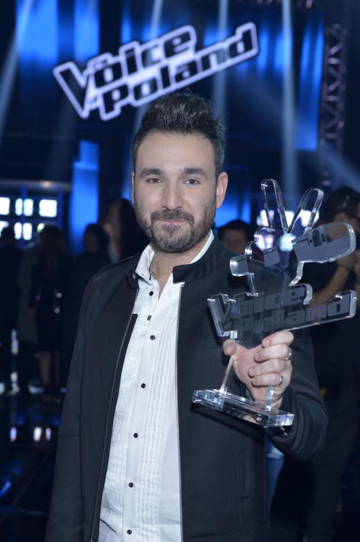 Niecodzienne sceny na warszawskim lotnisku. Zwycięzca "The Voice of Poland" zaśpiewał hymn czasów PRL-u 