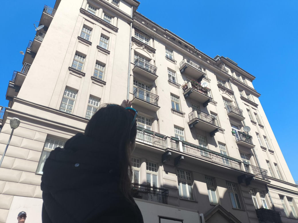 „Marzę, żeby się ogrzać przed śmiercią”. Mieszkańcy kamienicy w centrum Warszawy żyją bez centralnego ogrzewania