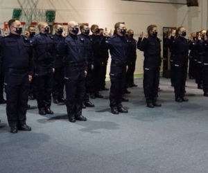 Nowi policjanci na Warmii i Mazurach. Ślubowanie złożyło 45 funkcjonariuszy [ZDJĘCIA]