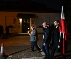 Marsz milczenia w Jarosławiu po ataku na księdza. Mieszkańcy w żałobie