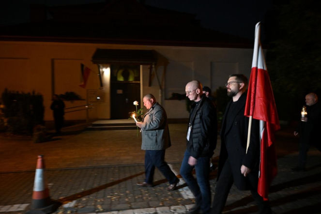 Marsz milczenia w Jarosławiu po ataku na księdza. Mieszkańcy w żałobie