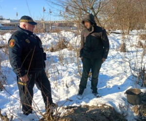 Jego domem jest dół wykopany nad Wisłą. 76-latek żyje tak już 15 lat!
