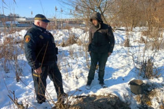 Jego domem jest dół wykopany nad Wisłą. 76-latek żyje tak już 15 lat!