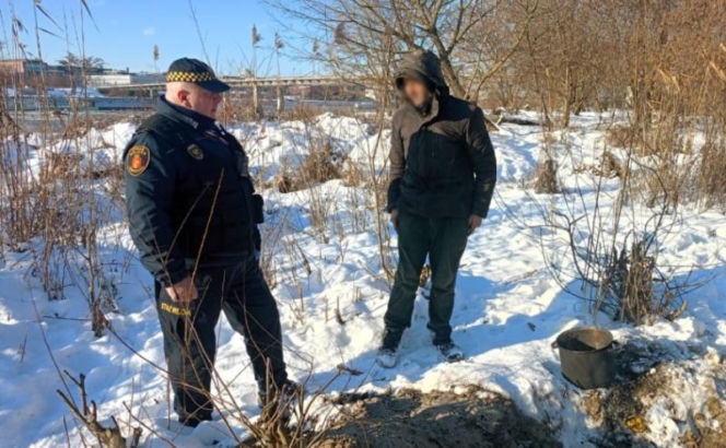 Jego "domem" jest dół wykopany nad Wisłą. 76-latek żyje tak już 15 lat!