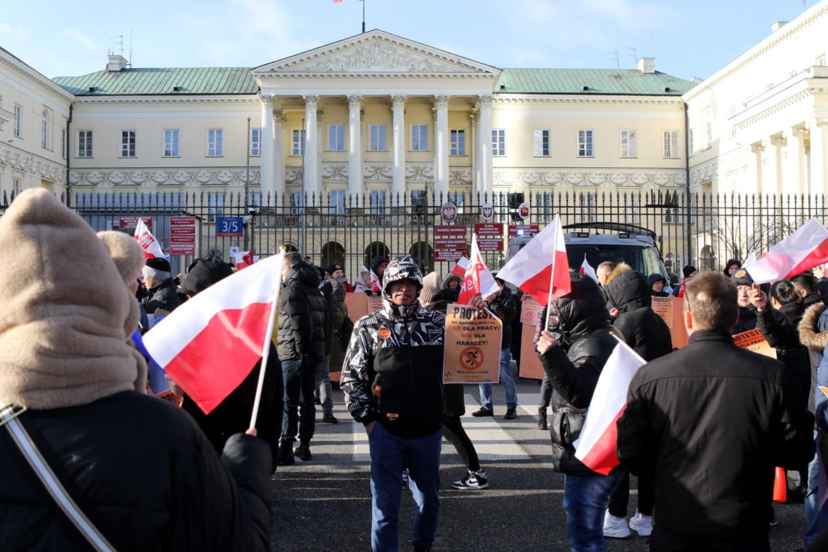 "Przestańcie nas okradać!". Najemcy z Marywilskiej protestują przed ratuszem