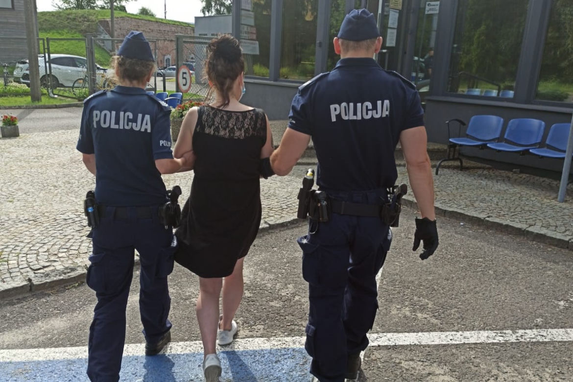 Akcja kryminalnych z Torunia w hotelu na terenie Lubicza Dolnego. Para przestępców zatrzymana