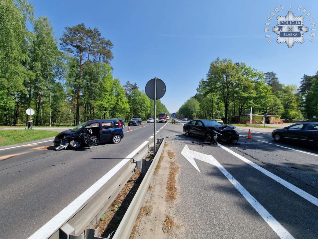 Kobiór. Zderzenie dwóch osobówek. Cztery osoby trafiły do szpitala