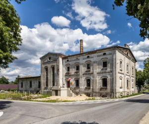 To miasto w województwie łódzkim ma jeden z najpiękniejszych rynków. Zachwyca też zabytkowym ratuszem