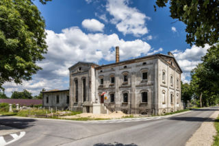 To miasto w województwie łódzkim ma jeden z najpiękniejszych rynków. Zachwyca też zabytkowym ratuszem