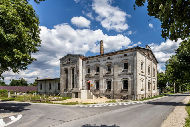 To miasto w województwie łódzkim ma jeden z najpiękniejszych rynków. Zachwyca też zabytkowym ratuszem