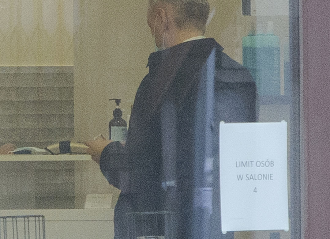 Robert Biedroń u fryzjera