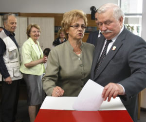 Lech Wałęsa głosuje w wyborach 
