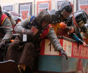 Włochy/ Ponad 140 osób odniosło obrażenia podczas kolejnej bitwy na pomarańcze w Ivrei