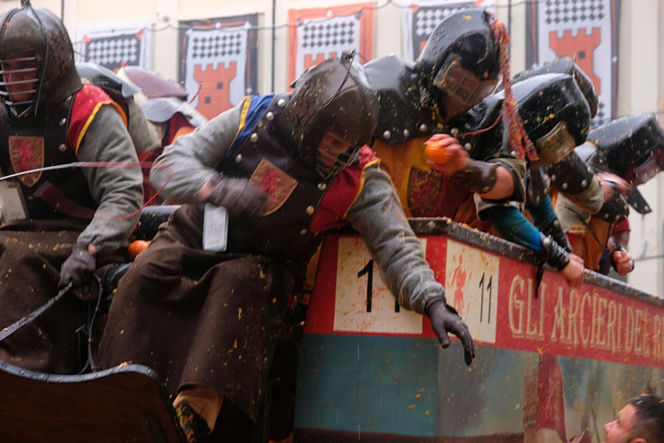 Włochy/ Ponad 140 osób odniosło obrażenia podczas kolejnej bitwy na pomarańcze w Ivrei