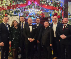 To christmas party stowarzyszenia Pułaskiego przejdzie do historii. Kolędujący ks. Grzegorz gwiazdą wieczoru