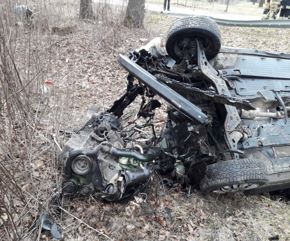 To cud, że kierowca przeżył ten wypadek! KOSZMARNE dachowanie w Starym Sączu