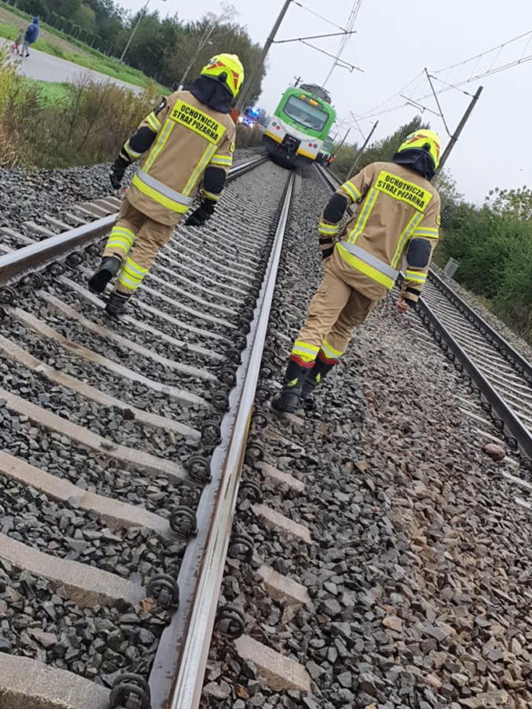 Czerwonka-Parcel. Rzucił się pod pociąg Kolei Mazowieckich! Tragiczna śmierć [ZDJĘCIA]