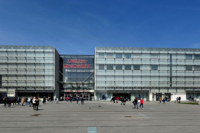 Główne wejście do Galerii Krakowskiej i spacerujący ludzie. O zamknięciu centrum handlowego przeczytasz na SE.