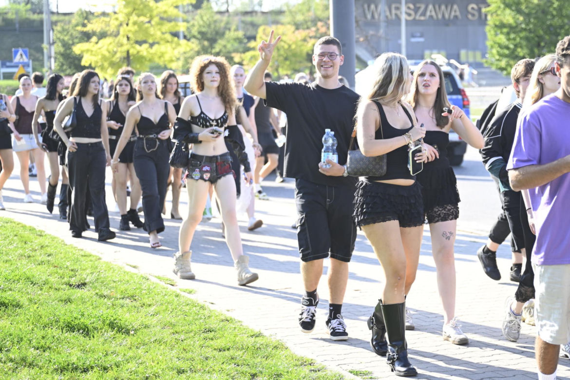 Fani w upale czekają na koncert The Weeknd. Tłumy w Warszawie