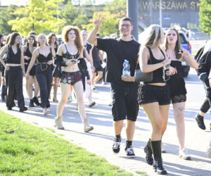Fani w upale czekają na koncert The Weeknd. Tłumy w Warszawie