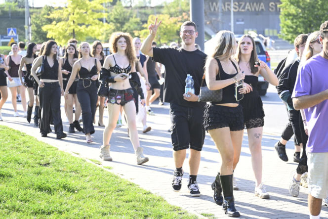 Fani w upale czekają na koncert The Weeknd. Tłumy w Warszawie
