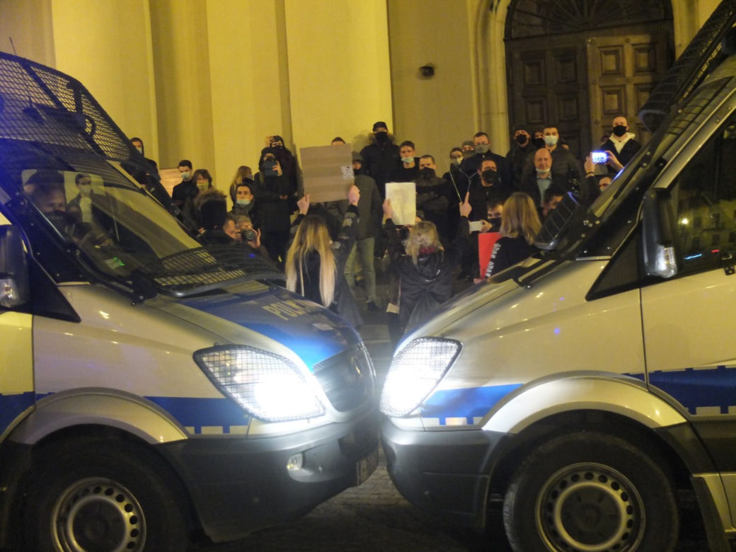 PROTEST KOBIET W LUBLINIE. KILKA TYSIĘCY OSÓB PRZEMASZEROWAŁO POD ARCHIKATEDRĘ I KURIĘ LUBELSKĄ. ŚWIĄTYNI MODLITWĄ BRONILI PRAWICOWCY