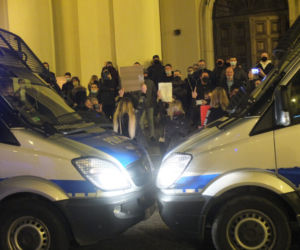 PROTEST KOBIET W LUBLINIE. KILKA TYSIĘCY OSÓB PRZEMASZEROWAŁO POD ARCHIKATEDRĘ I KURIĘ LUBELSKĄ. ŚWIĄTYNI MODLITWĄ BRONILI PRAWICOWCY