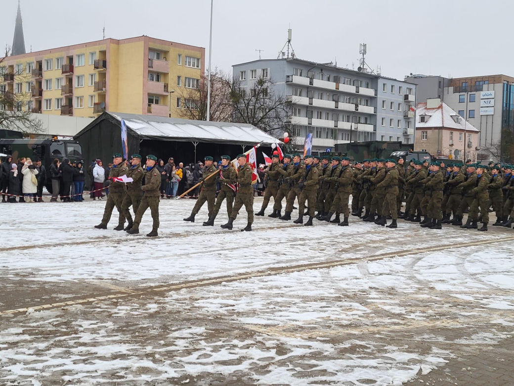 „Ja, żołnierz Wojska Polskiego…” . Ponad stu wojskowych wypowiedziało w Olsztynie słowa przysięgi [ZDJĘCIA]