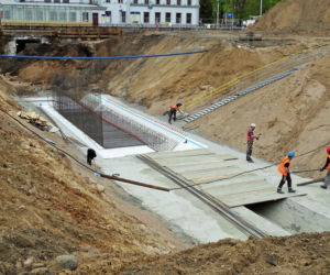 Rail Baltica. Kolej w Ełku zmienia się dla podróżnych! Zobacz postępy prac [ZDJĘCIA]
