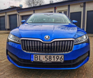 Nieoznakowany radiowóz Skoda Superb w łomżyńskiej policji