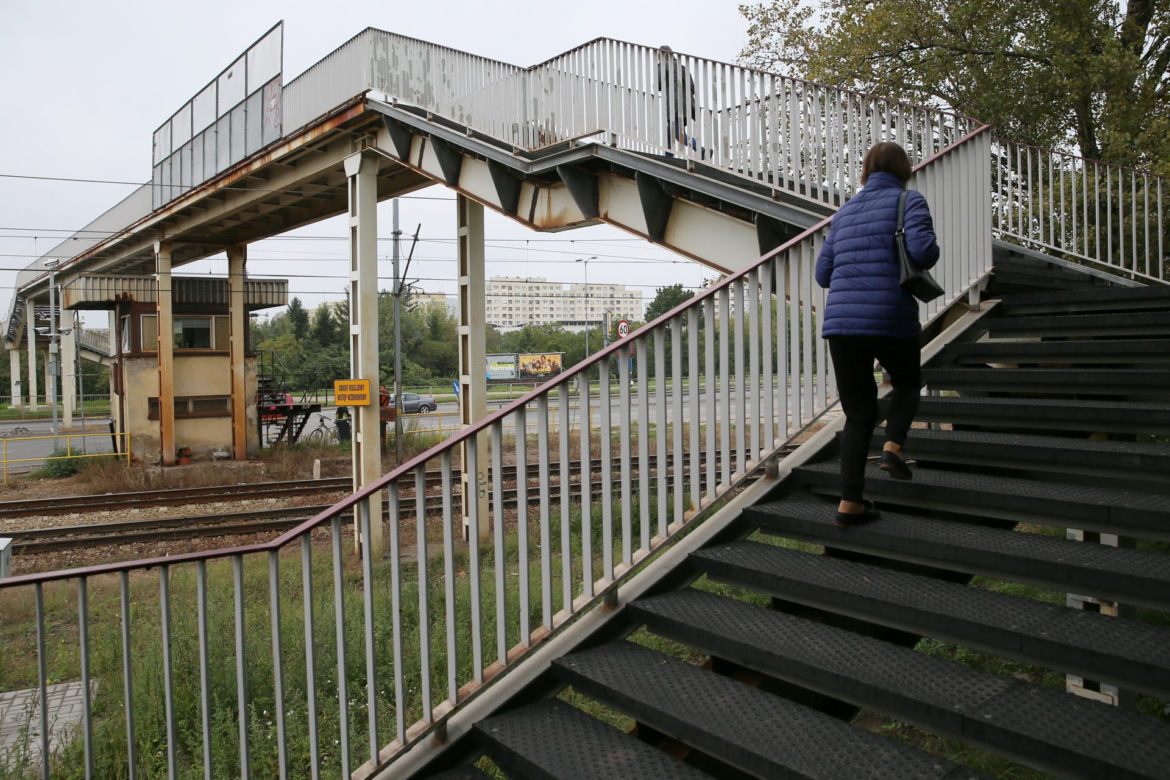 Na skrzyżowaniu ul. Radzymińskiej z ul. Naczelnikowską brakuje przejścia dla pieszych. Czy udręka mieszkańców kiedyś się skończy?