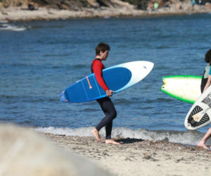 Maciej Musiał nad morzem z deską