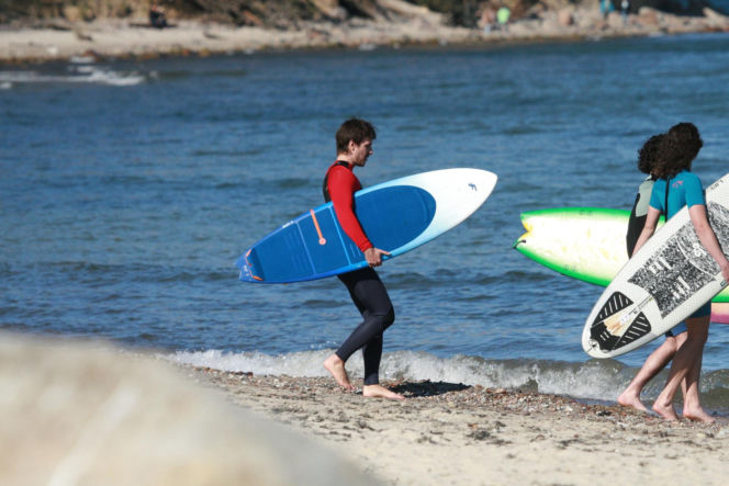 Maciej Musiał nad morzem z deską
