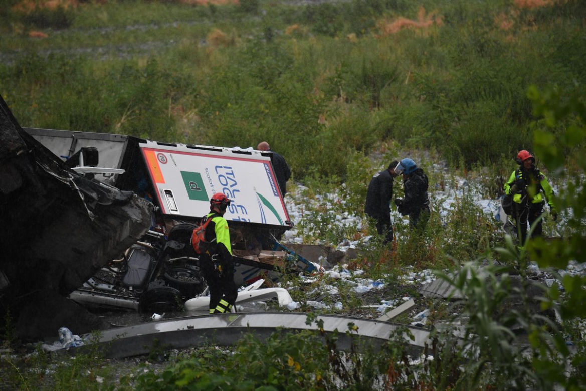 W Genui zawalił się most na autostradzie