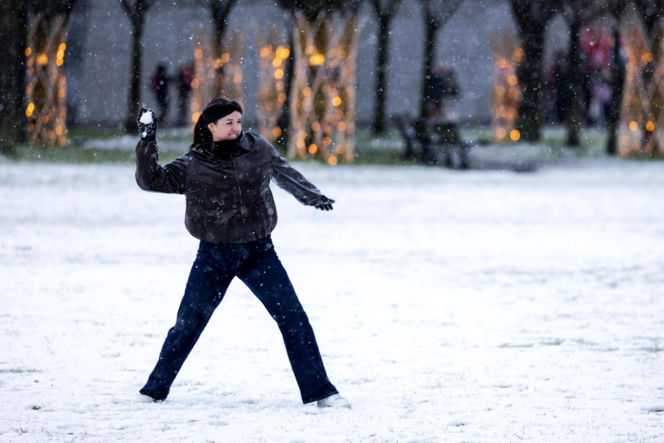 Holandia/ Setki odwołanych lotów, chaos na kolei i rekordowe korki z powodu ataku zimy