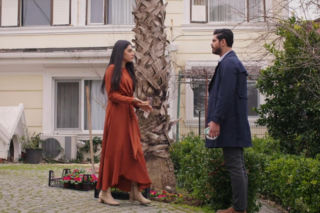 Panna młoda, odcinki 23-28. Kolejne starcie Cihana z Hancer. Przebiegła Beyza sfinguje wypadek! Streszczenia odcinków od 16.02 do 21.02.2026