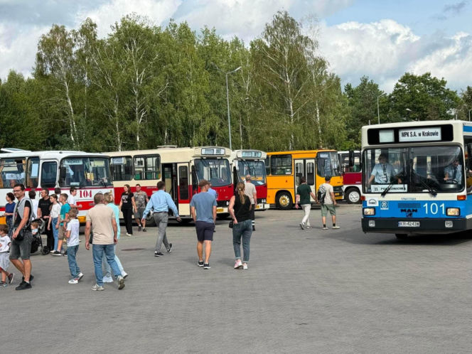 Kultowe autobusy opanowały Starachowice! Ruszył III Zlot i świętowanie 70-lecia komunikacji