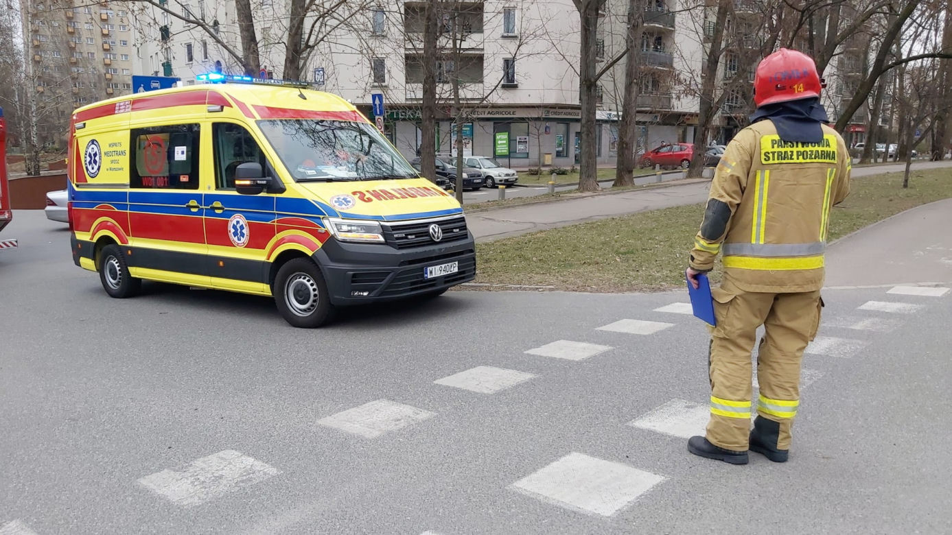 Makabra na Mokotowie. Mercedesem przejechał staruszkę. 81-latka zmarła w szpitalu