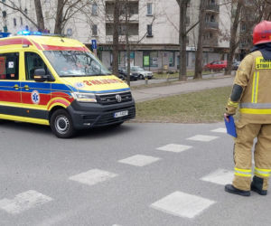 Makabra na Mokotowie. Mercedesem przejechał staruszkę. 81-latka zmarła w szpitalu