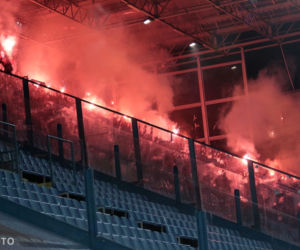 Dziury wypalone w murawie, powyrywane krzesełka, zdewastowane łazienki: Stadion Wisły po meczu z Sandecją [ZDJĘCIA, AUDIO, WIDEO]