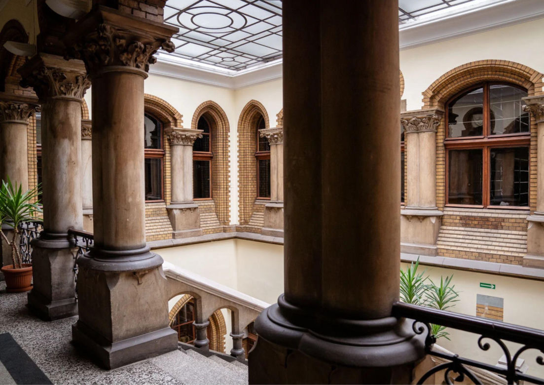 Pałac rodem z Hogwartu we Wrocławiu. Zobacz, jak wyglądają wnętrza gmachu dawnej Biblioteki Uniwersyteckiej [ZDJĘCIA]