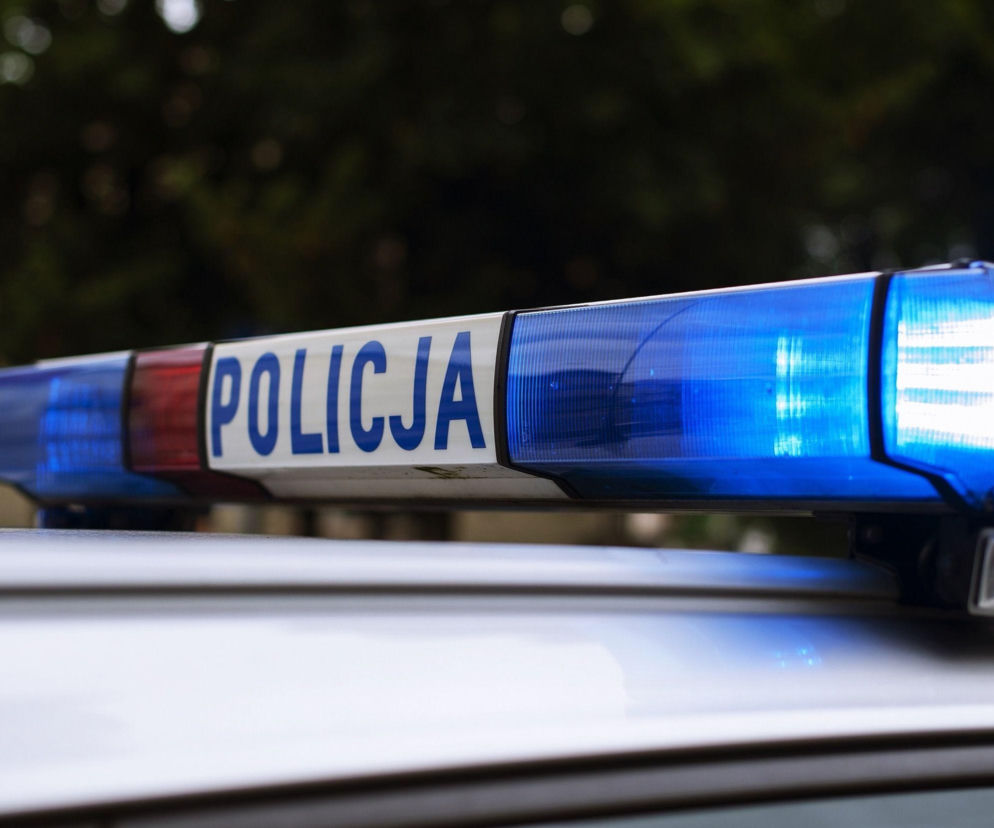 Włączony niebieski sygnał świetlny na dachu radiowozu z napisem Policja. O oszustwach w Tarnowie przeczytasz na Eska Tarnów.