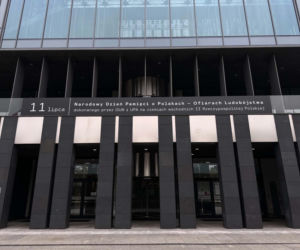 Taki baner zawisł na budynku urzędu w Poznaniu. Zniknie flaga Ukrainy 