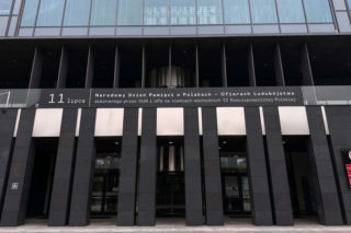 Taki baner zawisł na budynku urzędu w Poznaniu. Zniknie flaga Ukrainy 