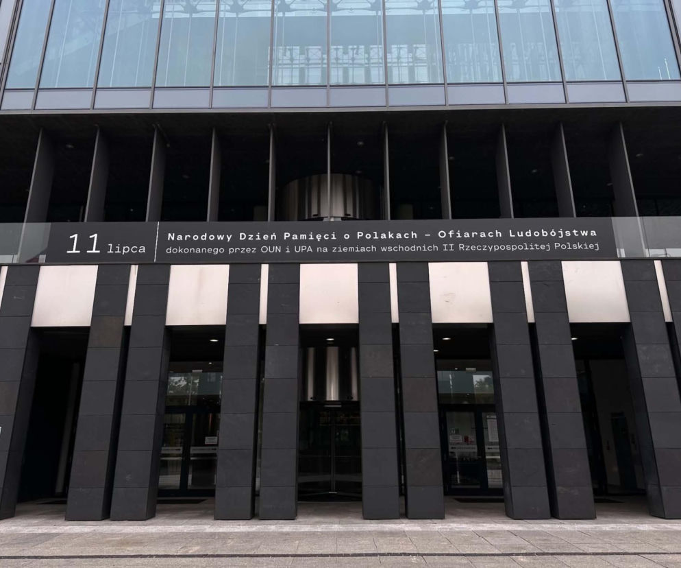 Czarny baner na Urzędzie Marszałkowskim w Poznaniu upamiętniający 11 lipca. O obchodach przeczytasz na Eska Poznań.