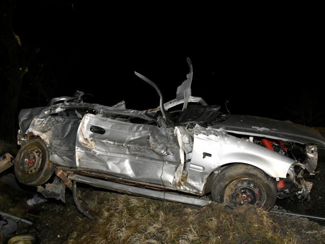 Pijany 19-latek uderzył autem w  betonowy przepust i wzbił się w powietrze